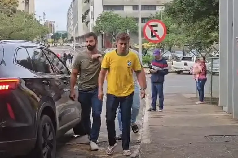 Nikolas Ferreira chega a hospital para visitar feridos com raio em ato; veja vídeo