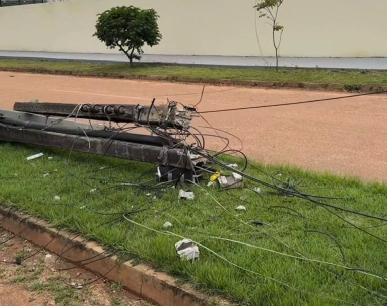 Caminhão boiadeiro derruba postes e danifica fiação elétrica no interior do Acre