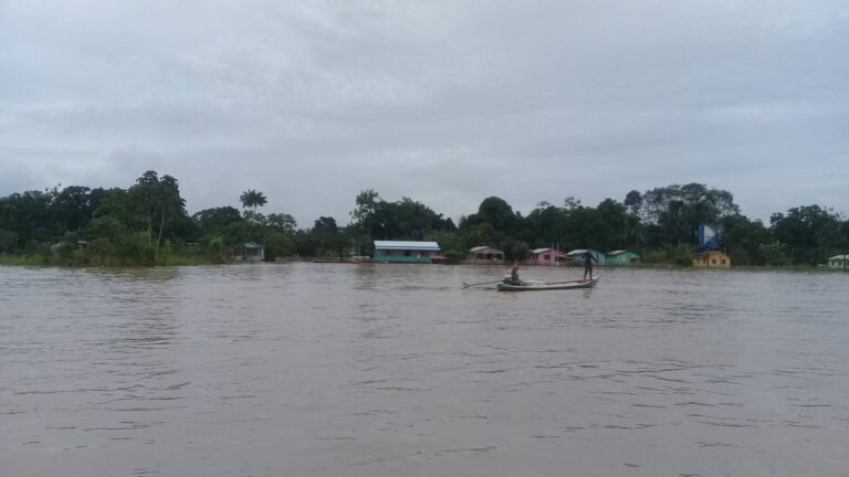 Cruzeiro do Sul declara emergência após enchente do Rio Juruá atingir milhares de moradores