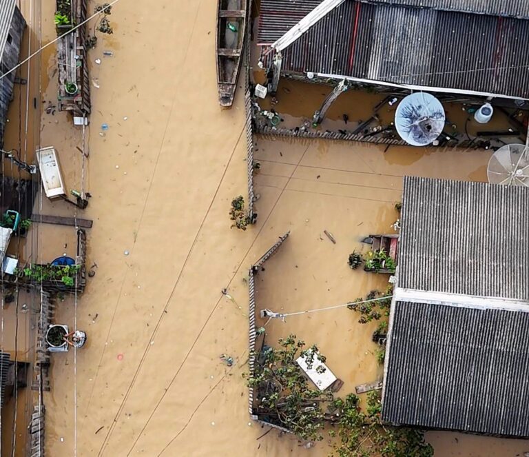 Imagens aéreas revelam bairro de Sena Madureira tomado pelas águas do rio Iaco