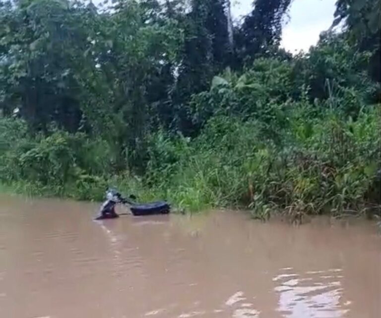 Cheia repentina de rio surpreende moradores e deixa motos submersas no interior do Acre