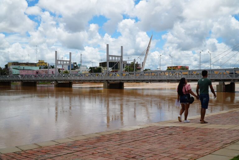 Rio Acre continua a se aproximar da cota de transbordo e Defesa Civil mantém alerta