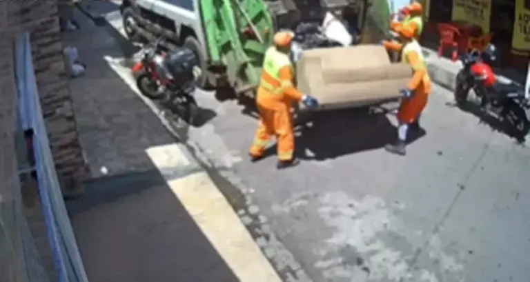 Mulher deixa sofá secando na porta e móvel acaba em caminhão de lixo