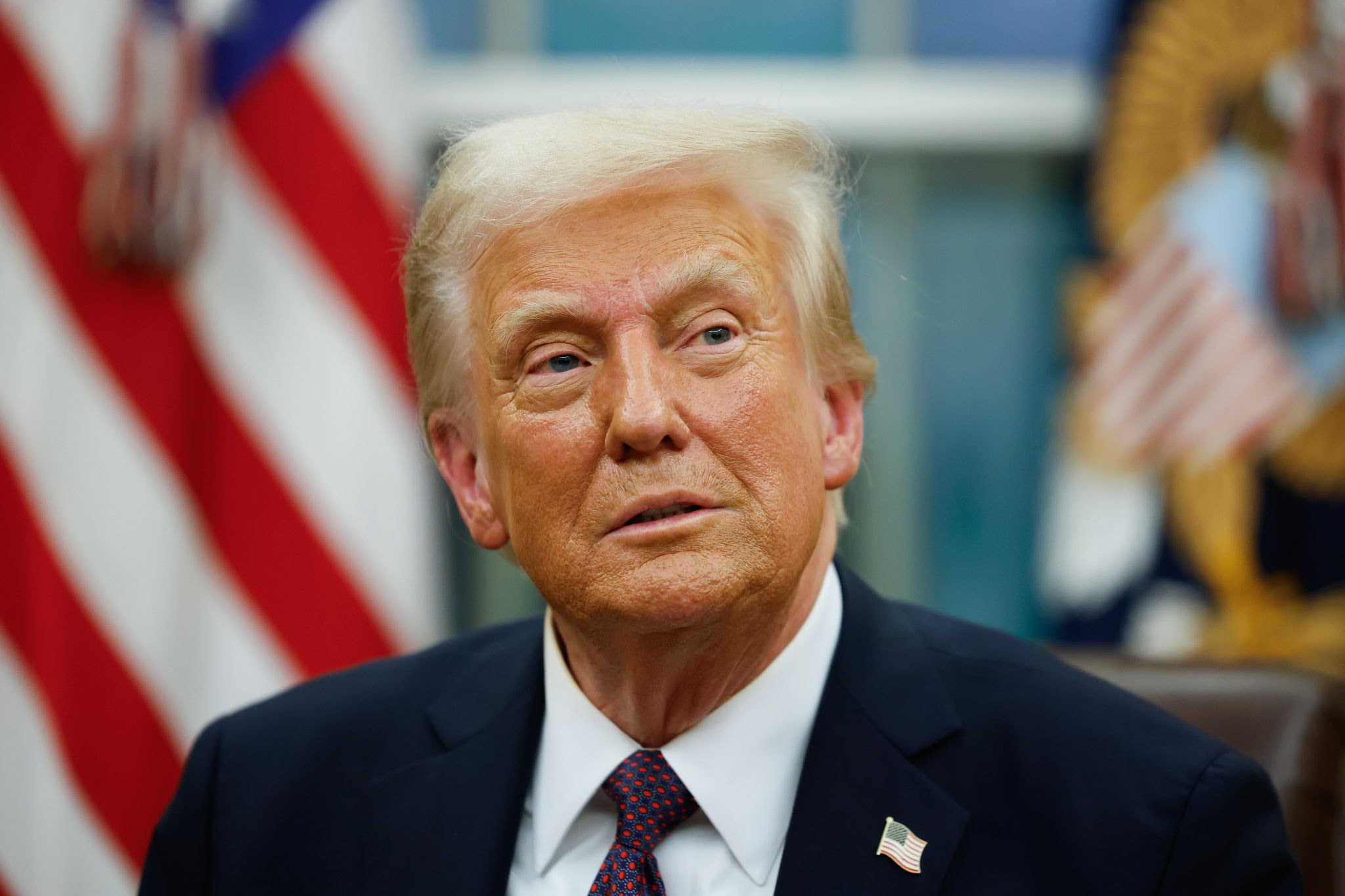 Arquivos do caso Epstein revelam denúncia anônima que cita Donald Trump por abuso sexual