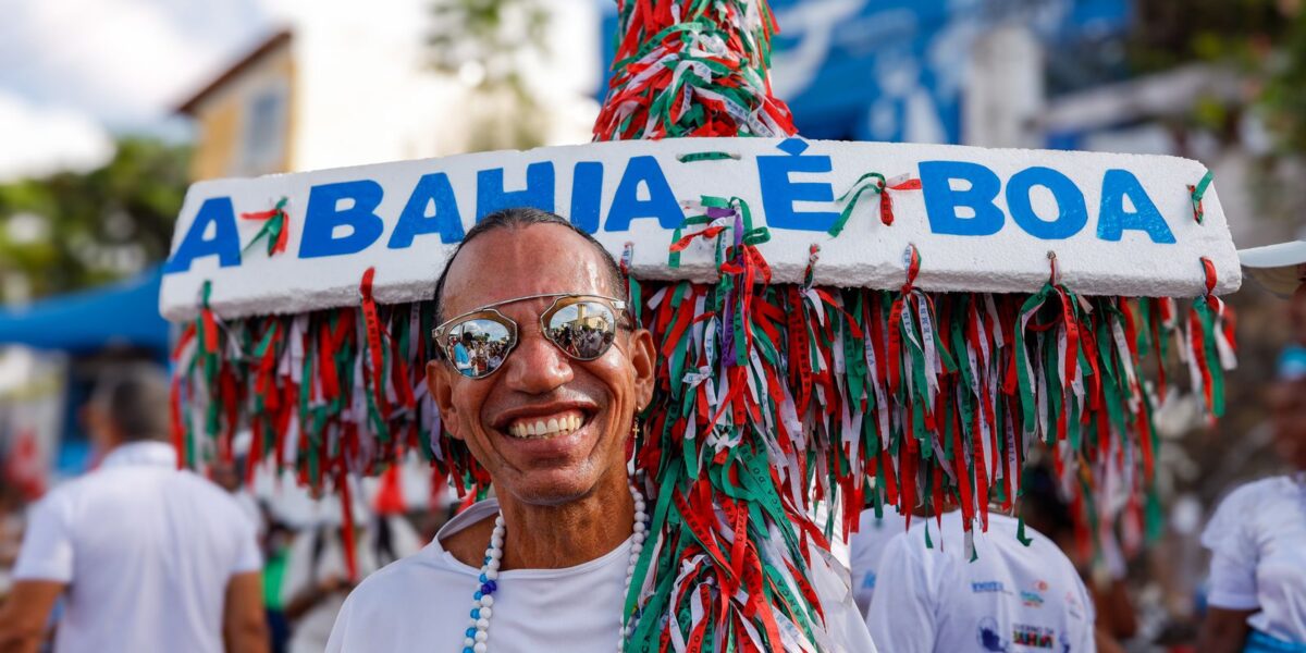 multidao-lota-rio-vermelho,-em-salvador,-para-celebrar-iemanja