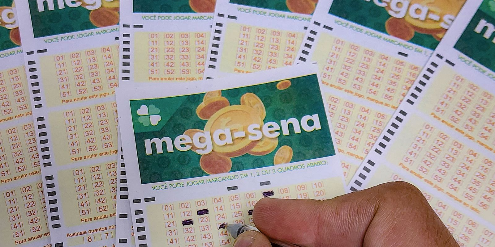 Bilhete de aposta após o resultado da Mega-Sena 2984 acumular para R$ 105 milhões.
