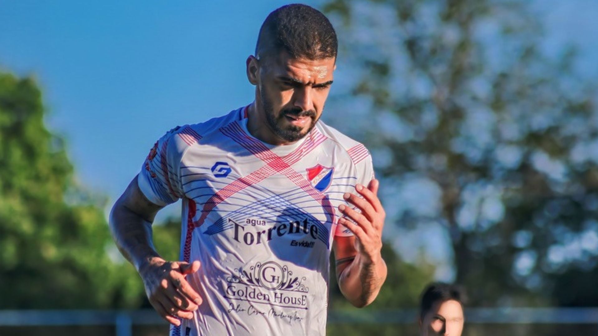 Jogador de futebol que pausou a carreira por lesão é morto a tiros ao lado de companheira