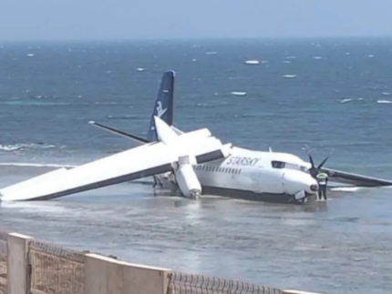 aviao-faz-pouso-de-emergencia-em-praia-de-somalia-e-nao-deixa-feridos