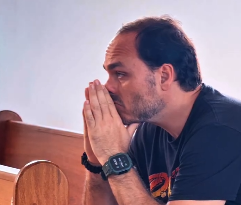 carlos-visita-bolsonaro-e-contesta-‘prisao-desonesta’-na-papuda