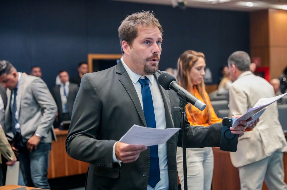 deputado-apresenta-projeto-para-vetar-promocao-politica-com-verba-cultural-apos-escola-homenagear-lula-no-carnaval