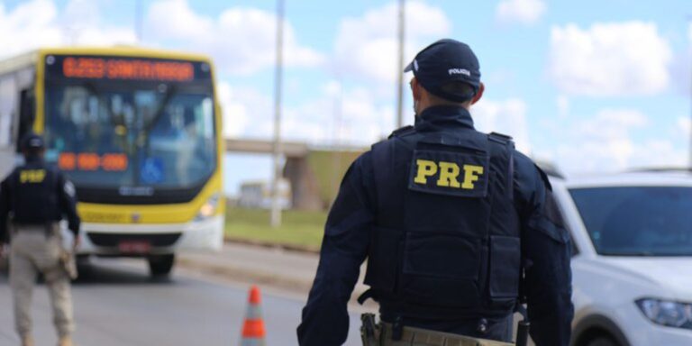 Em uma ação de rotina no km 715 da BR-277, em Santa Terezinha de Itaipu, a Polícia Rodoviária Federal (PRF) realizou uma importante apreensão de substâncias proibidas na manhã desta quarta-feira (15/04). O flagrante ocorreu durante a abordagem a um ônibus, revelando táticas de ocultação para burlar a fiscalização alfandegária.