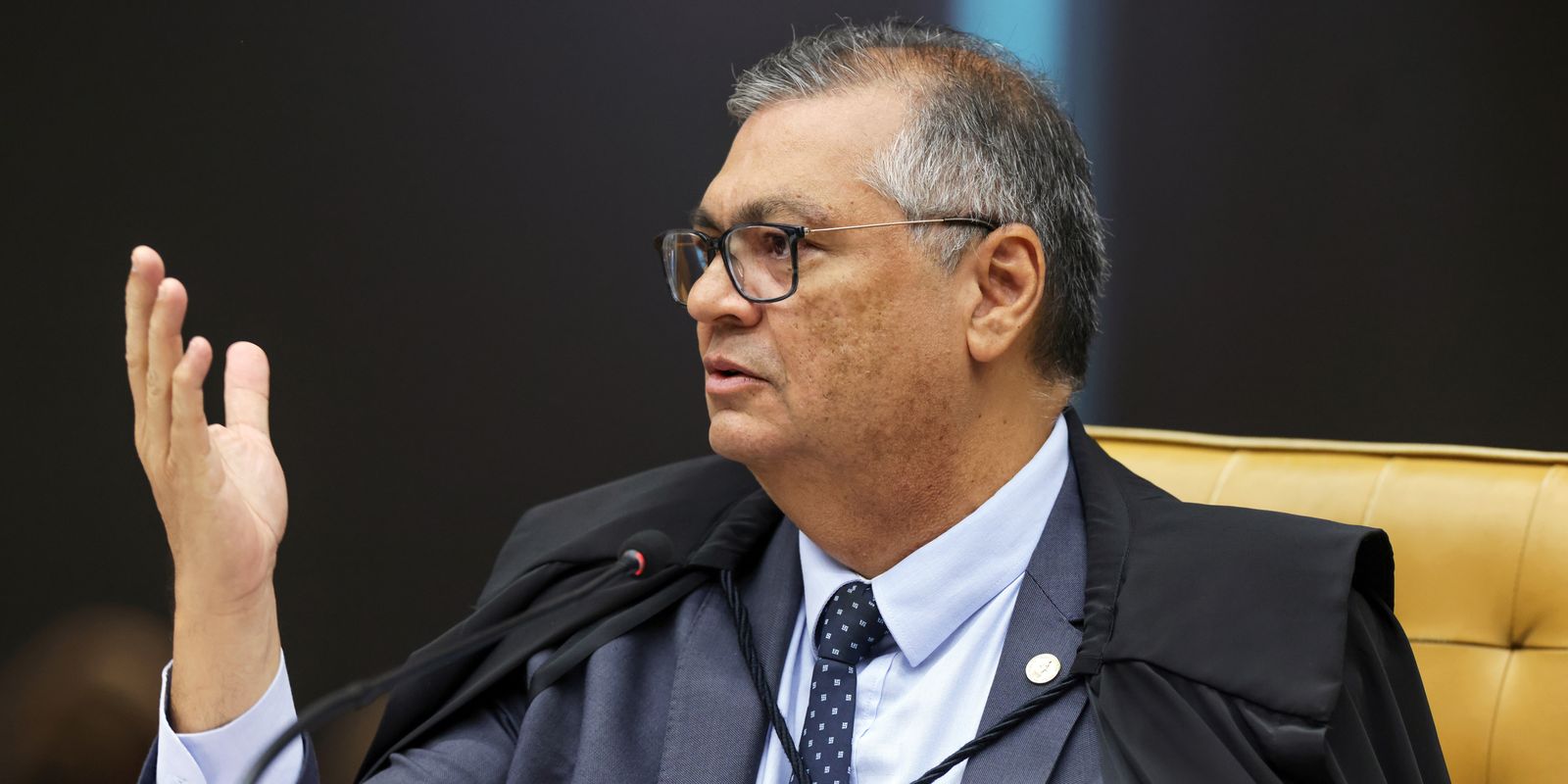 Dino vota por afastar Lei da Anistia para crimes permanentes