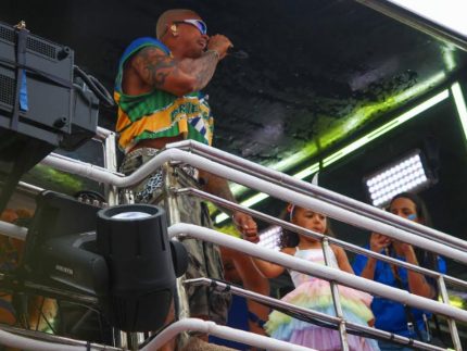 liz,-filha-de-leo-santana,-rouba-a-cena-ao-acompanhar-o-bloco-do-pai-em-salvador