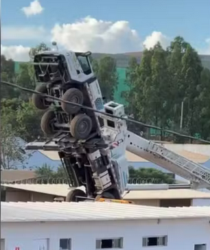 Vídeo: guindaste empina, atinge muro e causa cena impressionante