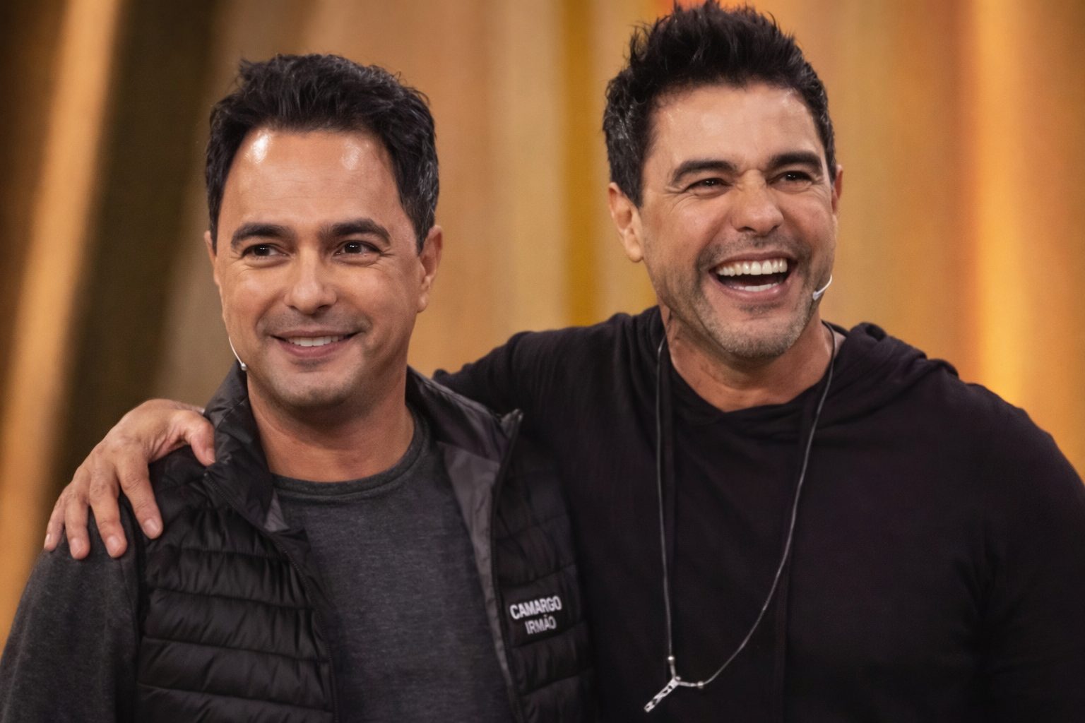 em-rara-aparicao,-camargo-fica-tremulo-ao-lado-do-irmao-zeze;-video