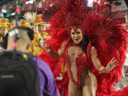 bateria-sem-rainha?-gracyanne-barbosa-se-atrasa-e-perde-inicio-do-desfile-da-uniao-da-ilha