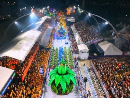 vazamento-de-oleo-de-alegoria-do-tatuape-atrasa-entrada-da-rosas-de-ouro-na-avenida