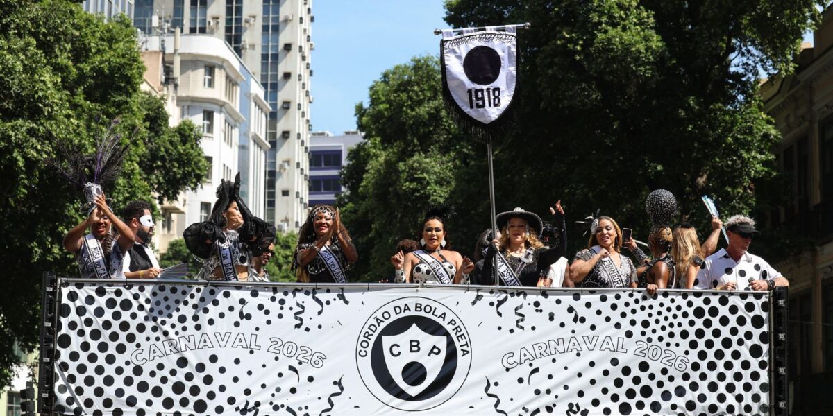 cordao-do-bola-preta-celebra-tradicao-de-107-carnavais-no-rio