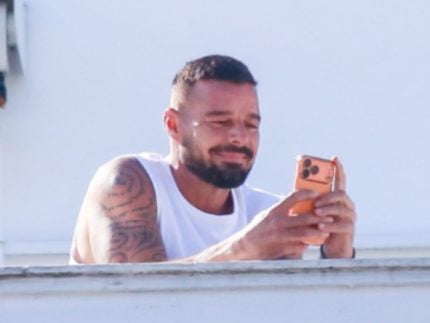 ricky-martin-curte-carnaval-no-rio-e-acompanha-bloco-da-varanda-do-copacabana-palace