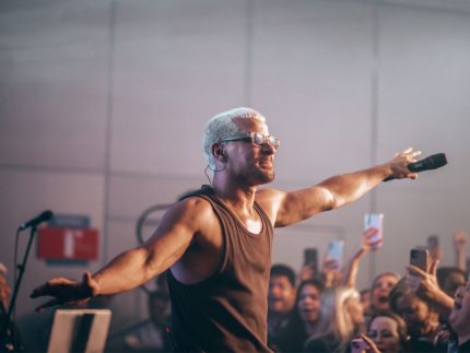 Após “Vale Tudo”, Thiago Martins revela foco em carreira musical: “Prioridade esse ano é o palco”
