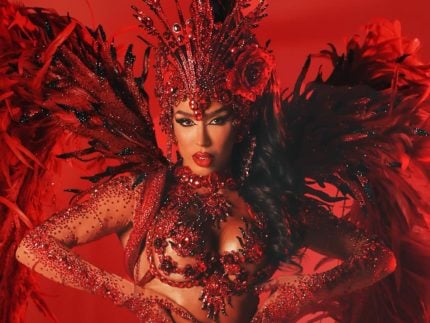 andrea-de-andrade-reina-como-“a-tentacao-mulher”-em-desfile-da-porto-da-pedra