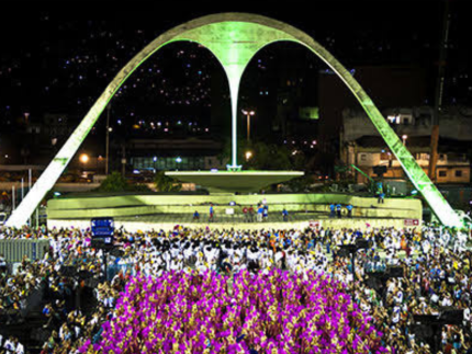 van-de-camarote-e-assaltada-na-saida-da-sapucai-e-bandidos-roubam-pertences-de-20-folioes