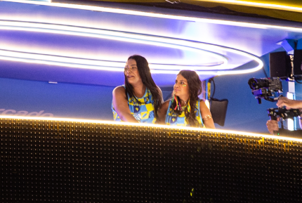 “bbb-26”:-gabriela-e-chaiany-curtem-desfiles-na-sapucai-em-camarote-suspenso-a-25-metros-de-altura