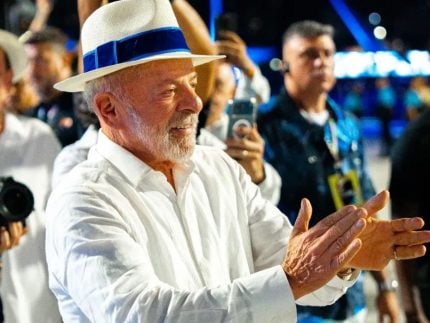 flavio-bolsonaro-diz-que-vai-acionar-o-tse-apos-desfile-em-homenagem-a-lula-na-sapucai