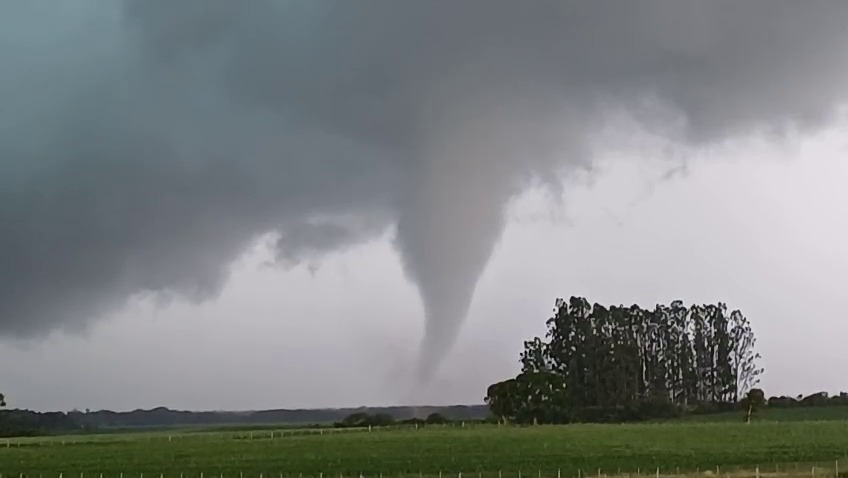 Tornado é registrado no interior do RS durante tempestade; assista ao vídeo