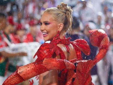 virginia-leva-20-fas-a-camarote-na-sapucai-em-estreia-como-rainha-na-grande-rio