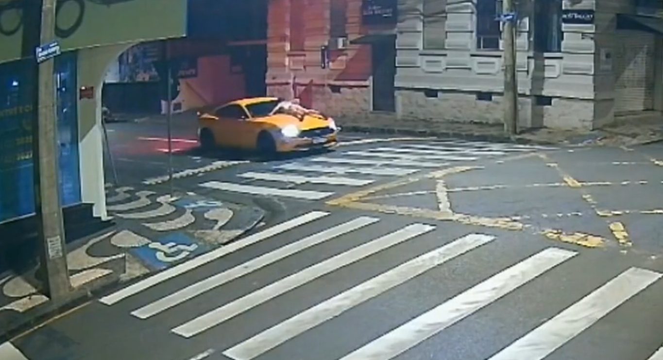 Vídeo: homem é flagrado dirigindo com mulher no capô e acaba preso
