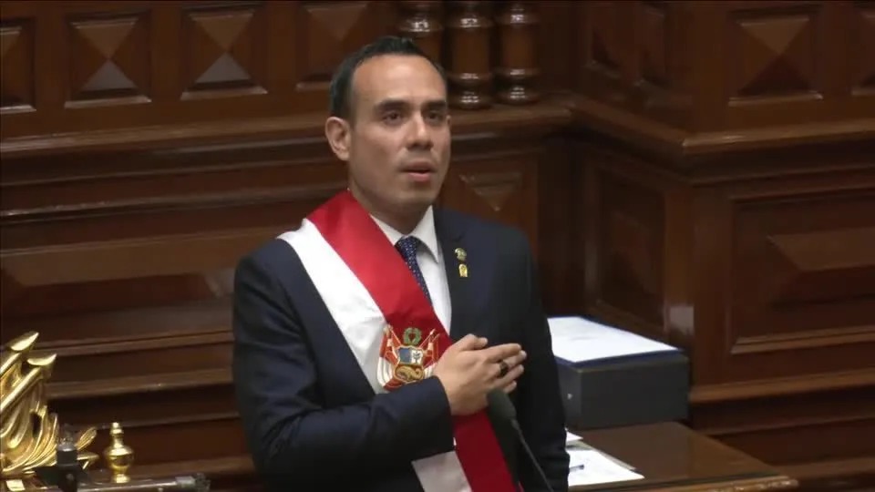 Presidente do Peru é destituído após escândalo político