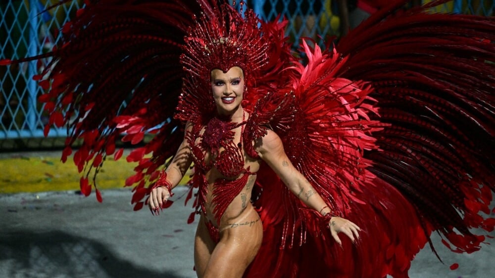 virginia-relata-bronca-em-estreia-como-rainha-de-bateria-da-grande-rio