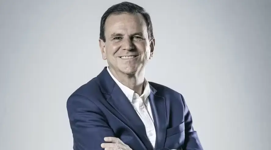 eduardo-paes-e-filmado-imitando-pessoas-com-deficiencia-visual-em-camarote-na-sapucai