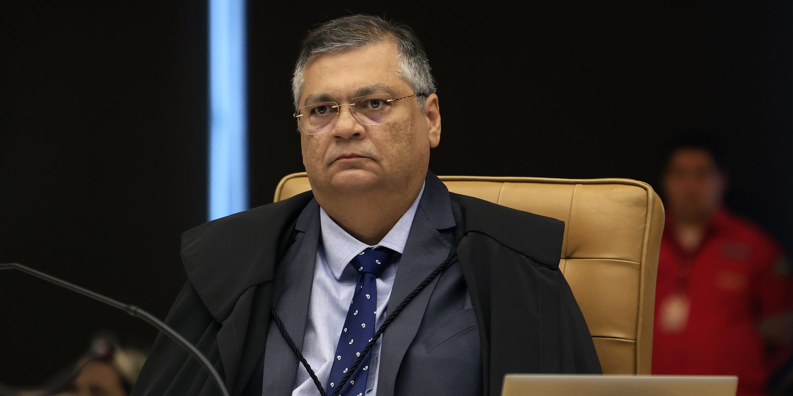 Dino proíbe novas leis que garantam “penduricalhos” acima do teto