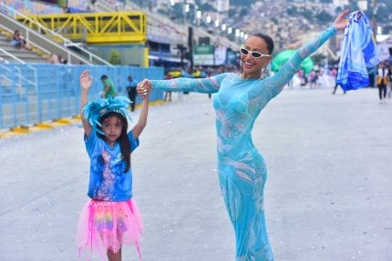 zoe,-filha-de-sabrina-sato,-estreia-na-marques-de-sapucai-em-desfile-mirim