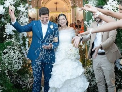 com-moraes-e-alckmin-entre-os-convidados,-joao-campos-e-tabata-amaral-se-casam-na-praia