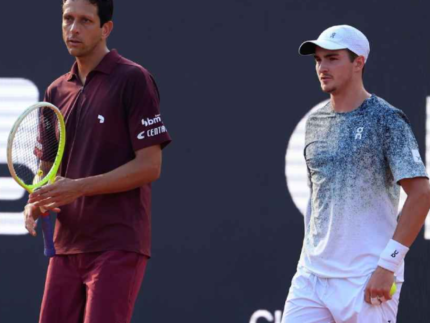 apos-reacao-na-final,-joao-fonseca-e-marcelo-melo-levantam-o-trofeu-de-duplas-no-rio-open