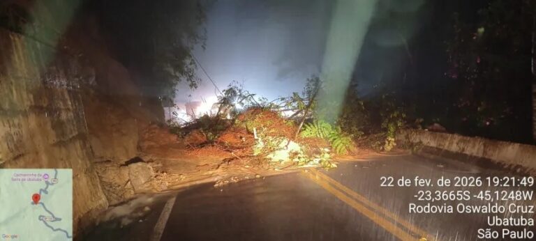 Deslizamentos interditam rodovias e deixam desaparecido em São Paulo