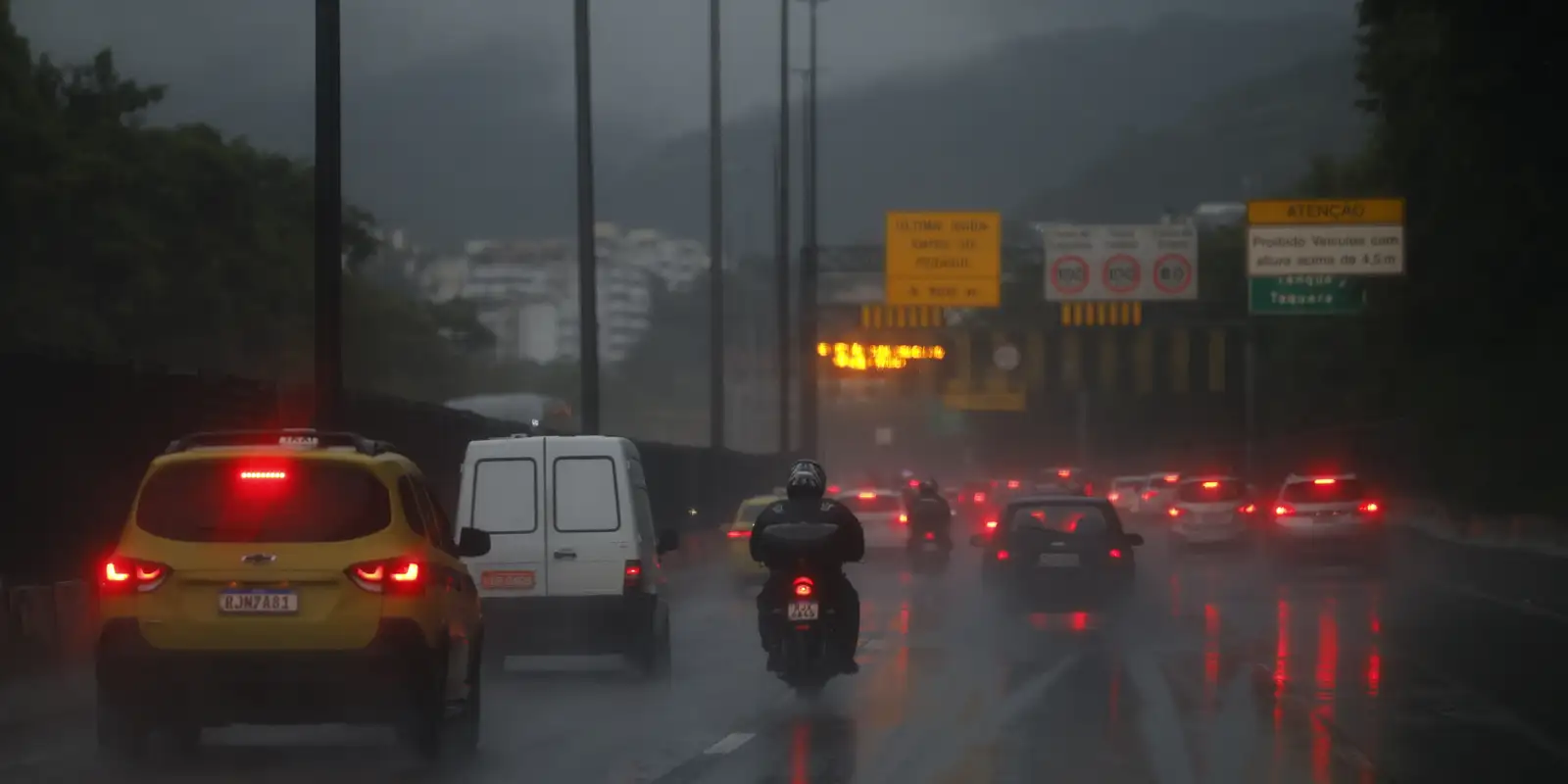 Alagamentos e interdições afetam rodovias no Rio de Janeiro
