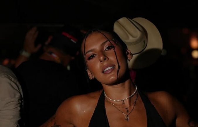 ana-castela-comemora-5-anos-de-carreira-com-direito-a-bolo-e-coroa-de-rainha;-veja-video