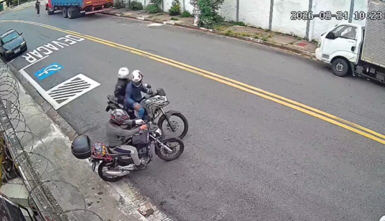 Criminoso lambe vítima durante assalto; veja vídeo