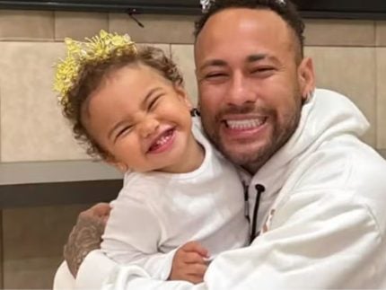 filha-de-neymar,-mavie-encanta-ao-fazer-oracao-antes-de-dormir:-“obrigada-pela-familia!”