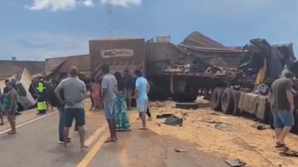 Três carretas se envolvem em acidente na BR-364; destroços na pista e cabines destruídas causam lentidão e mobilizam equipes de resgate.