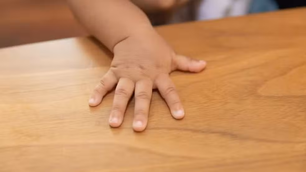 Menino de 2 anos anda sozinho por cerca de 1 km durante a madrugada,