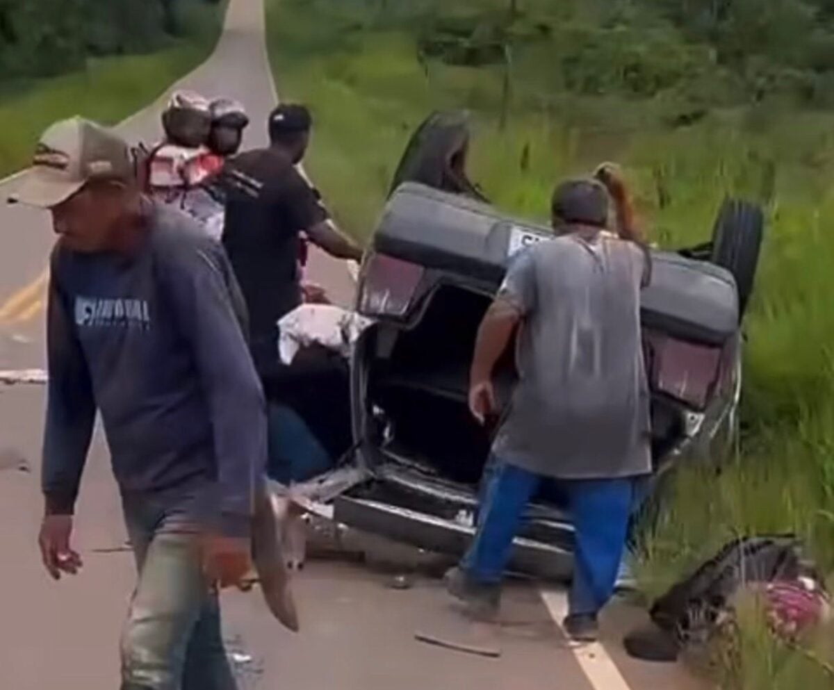 Condutor perde controle e veículo capota em rodovia no interior do Acre