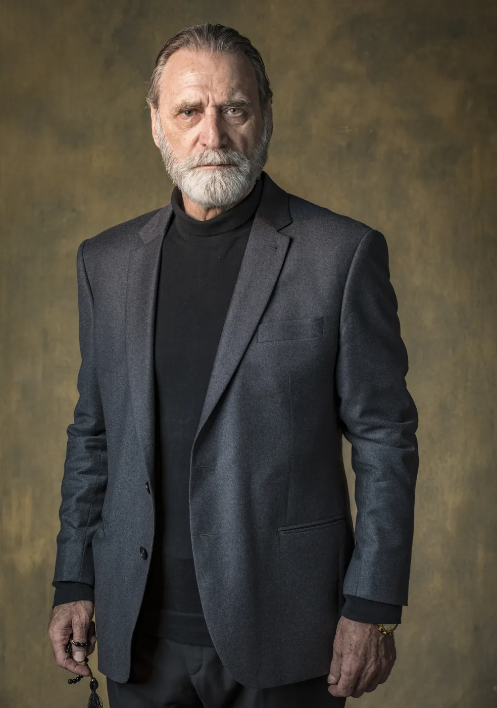 Aos 74 anos Herson Capri, artista interrompe trabalhos após infarto e recebe apoio de fãs nas redes sociais.