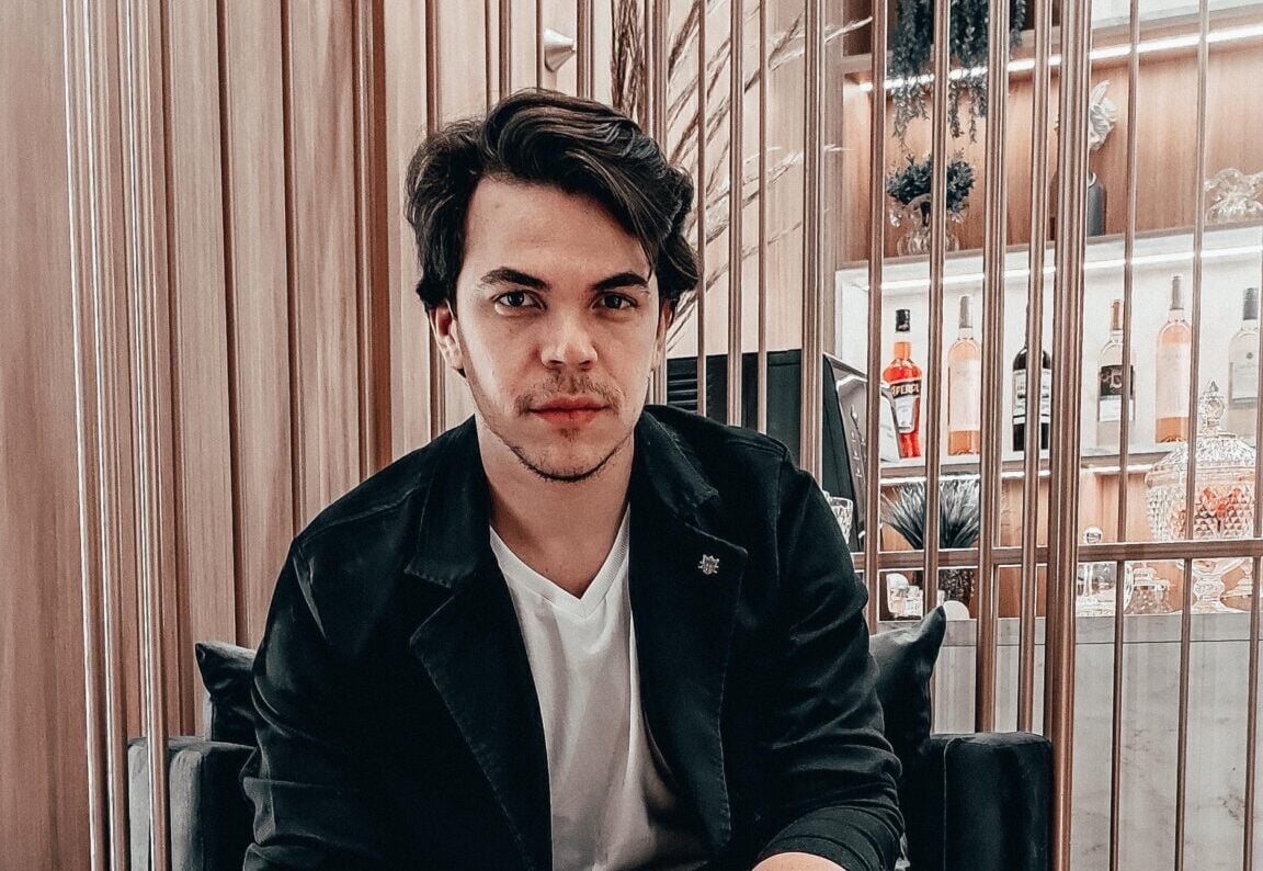 Josemir, o cabeleireiro das influenciadoras, decidiu se afastar das atividades por tempo indeterminado