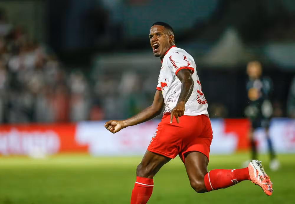 Após derrota por 2 a 1, Gustavo Marques critica arbitragem feminina e declaração gera forte repercussão no futebol brasileiro.