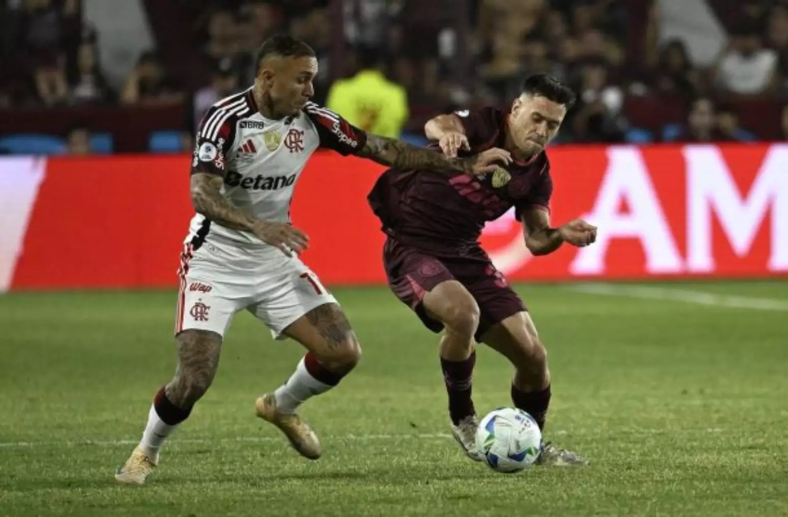 Rubro-Negro foi superado pelo Lanús por 1 a 0 em jogo de ida da Recopa. Flamengo terá que vencer por dois gols no jogo de volta.